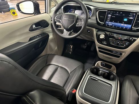 Certified 2024 Chrysler Pacifica Select image 14
