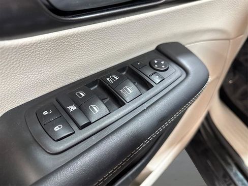 Used 2024 Chrysler Pacifica Touring-L FWD image 27