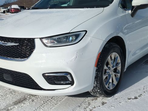 Used 2023 Chrysler Pacifica Touring-L image 11
