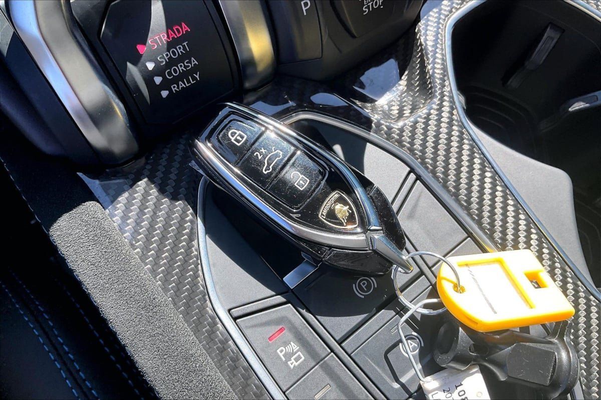 Used 2023 Lamborghini Urus Performante AWD/4WD image 10