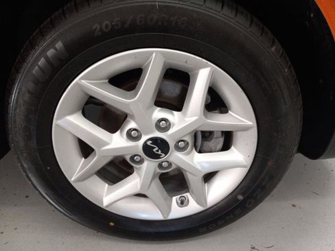 Used 2025 Kia Soul LX w/ LX Technology Package FWD image 4