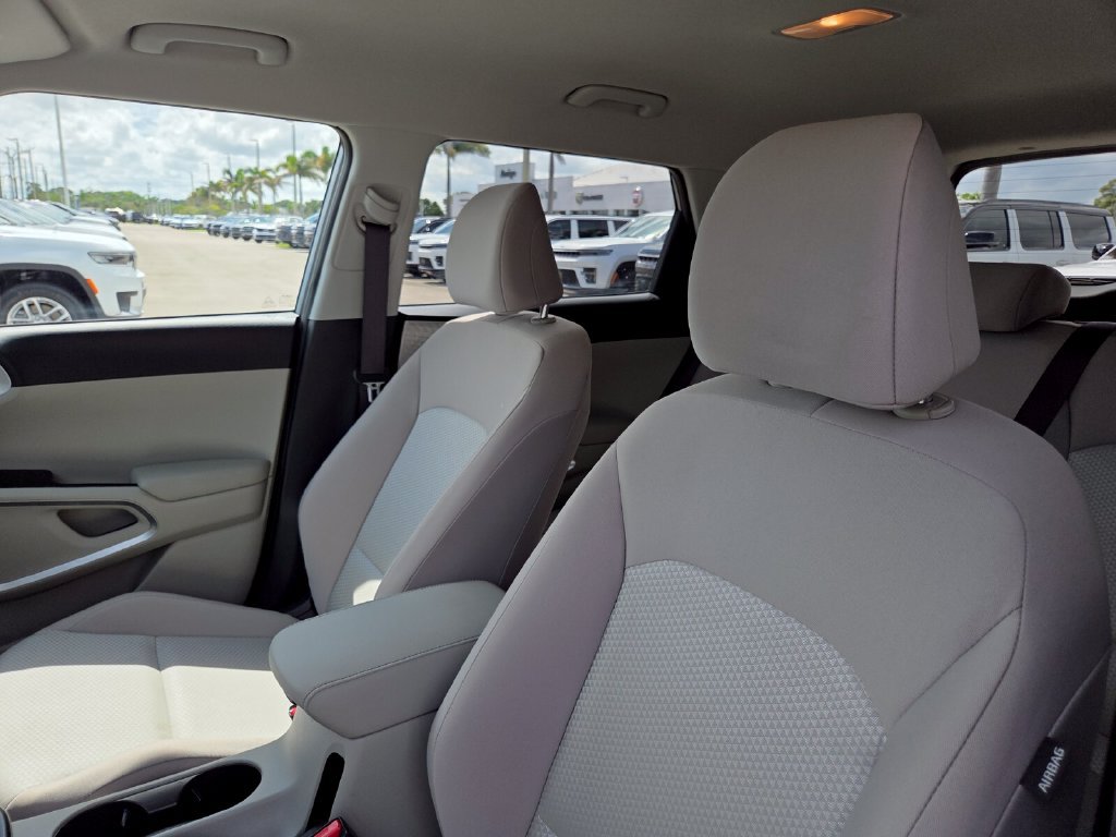 Used 2025 Kia Soul LX w/ LX Technology Package FWD image 27