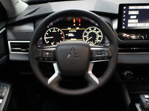 New 2025 Mitsubishi Outlander SE image 21