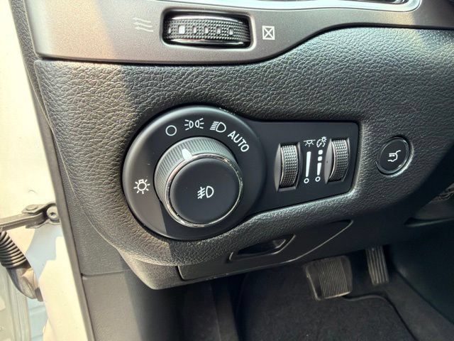 Used 2022 Jeep Cherokee Limited AWD/4WD image 15