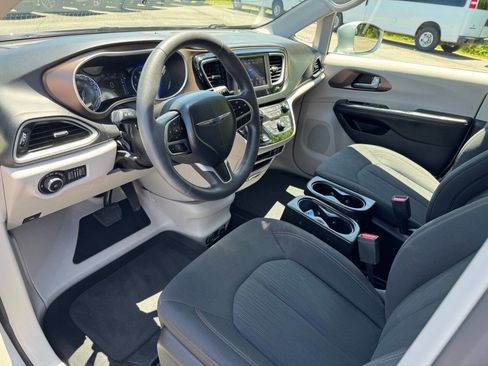 Used 2018 Chrysler Pacifica Touring Plus FWD image 19