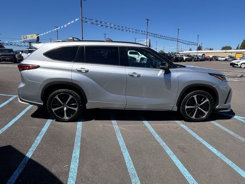 Used 2022 Toyota Highlander XSE AWD/4WD image 6
