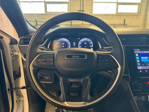 Used 2023 Jeep Grand Cherokee L Laredo image 15