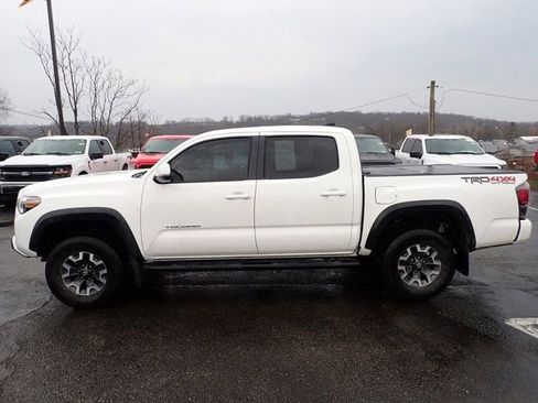 Used 2017 Toyota Tacoma TRD Off-Road w/ Premium & Technology Package image 2