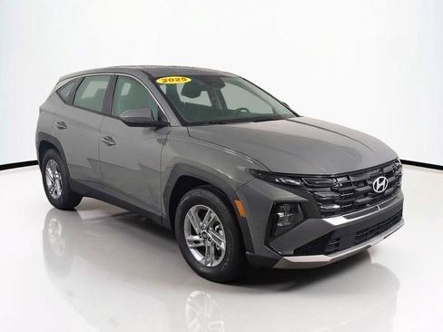 Used 2025 Hyundai Tucson SE FWD image 2