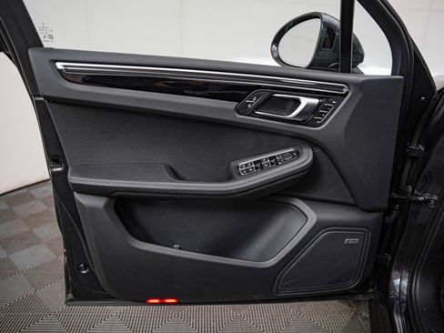 Used 2024 Porsche Macan image 26