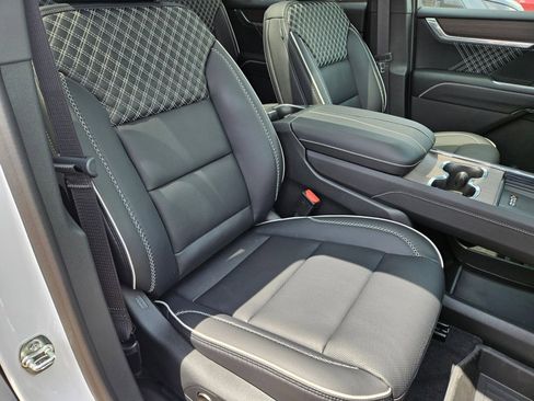 New 2026 GMC Acadia Denali FWD image 32