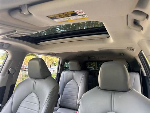 Used 2021 Toyota Highlander XLE AWD/4WD image 16