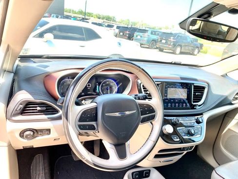 Used 2020 Chrysler Pacifica Limited FWD image 12