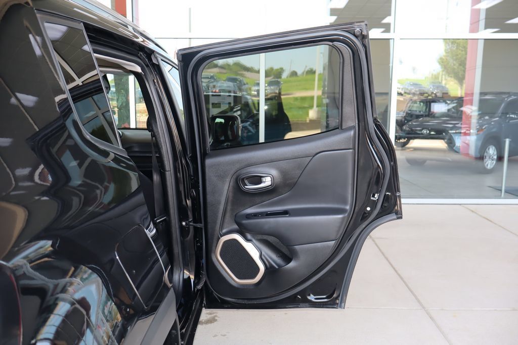 Used 2017 Jeep Renegade Limited FWD image 35