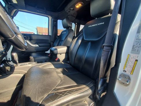 Used 2017 Jeep Wrangler Unlimited Rubicon w/ Cold Weather Group AWD/4WD image 10