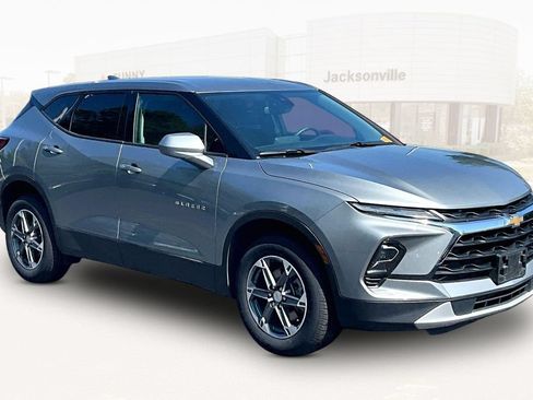 Used 2025 Chevrolet Blazer LT FWD image 3