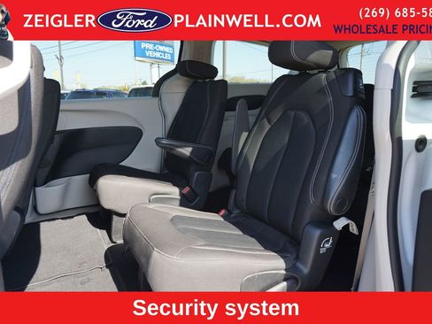 Used 2023 Chrysler Voyager LX FWD image 12