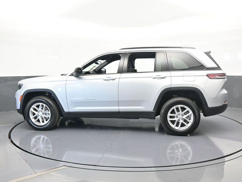 Used 2024 Jeep Grand Cherokee Laredo X image 3