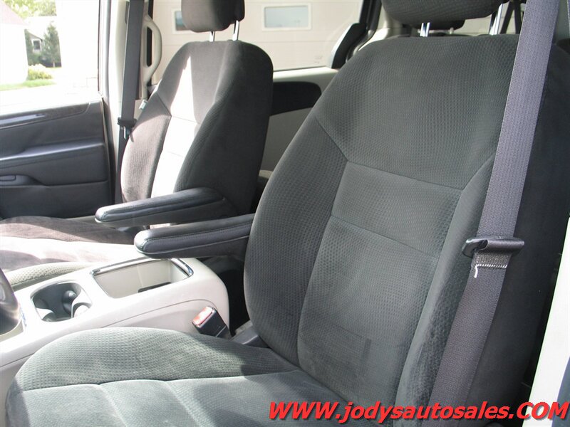 Used 2016 Dodge Grand Caravan SXT w/ Rear Park Assist Package FWD image 5