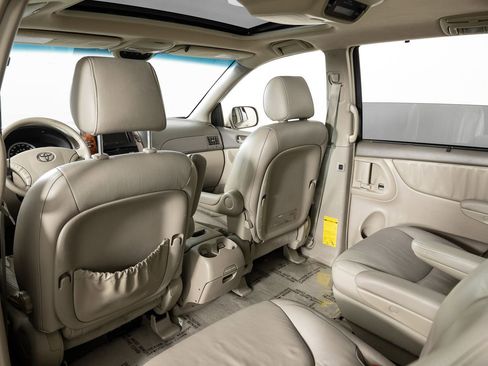 Used 2004 Toyota Sienna XLE Limited image 18