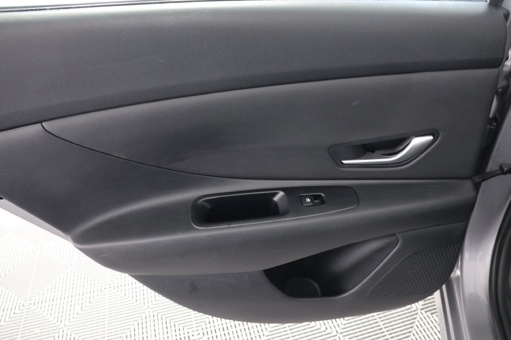 Used 2025 Hyundai Elantra SEL FWD image 26