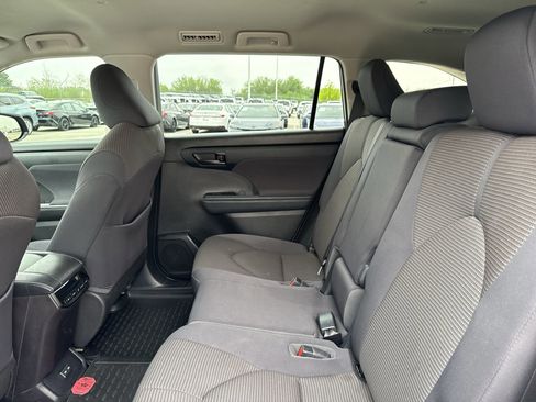 Used 2022 Toyota Highlander L FWD image 24