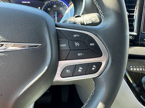 Used 2024 Chrysler Pacifica Touring-L FWD image 26