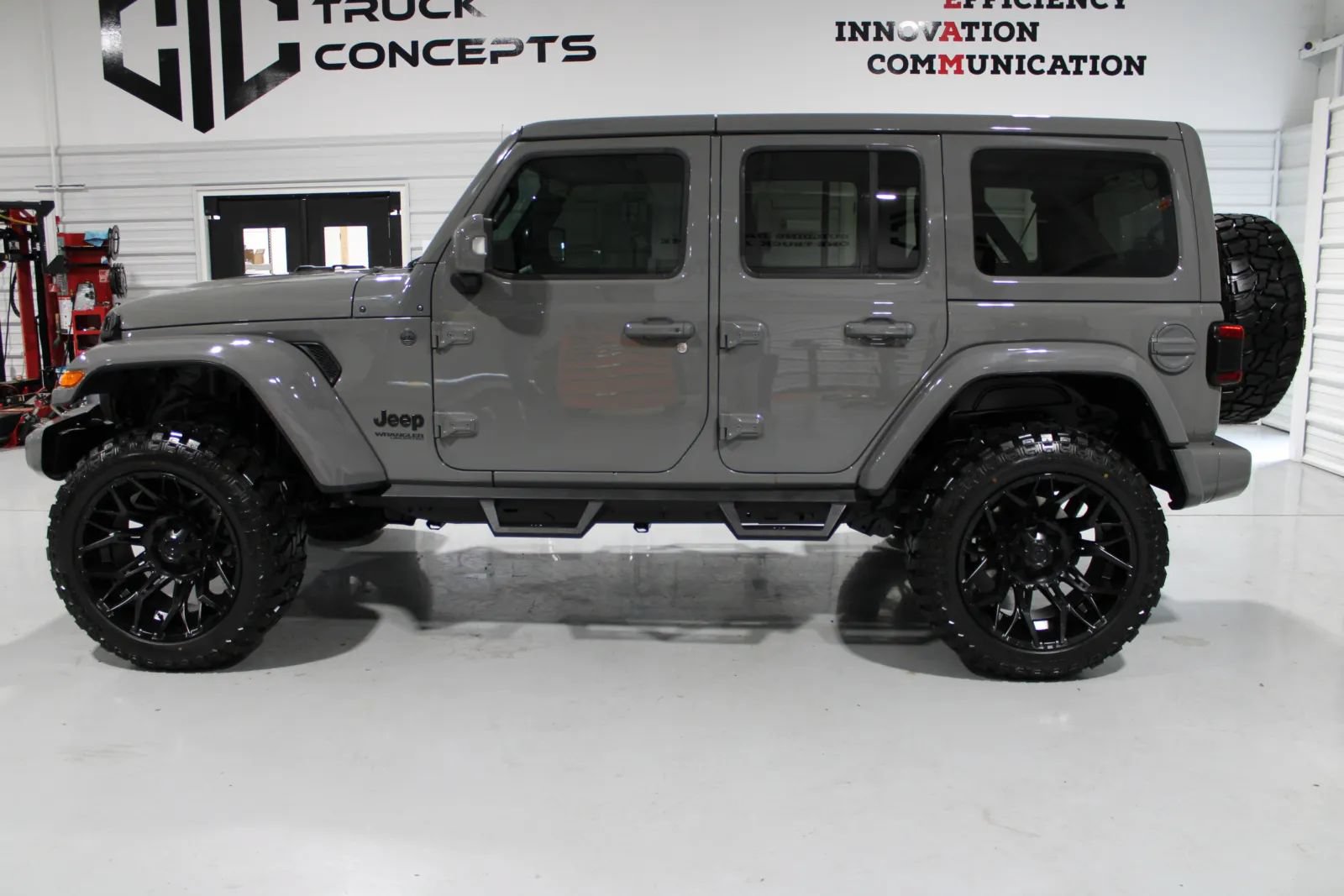 Used 2022 Jeep Wrangler Unlimited Sahara AWD/4WD image 9