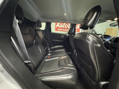 Used 2019 Jeep Cherokee Trailhawk w/ Cold Weather Group image 13