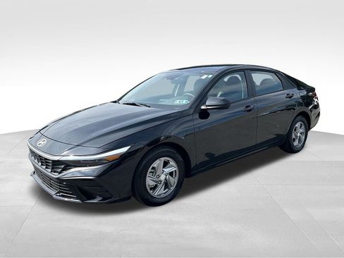 Certified 2026 Hyundai Elantra SE w/ Cargo Package FWD image 3