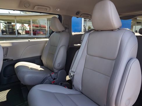 Used 2020 Toyota Sienna XLE FWD image 27