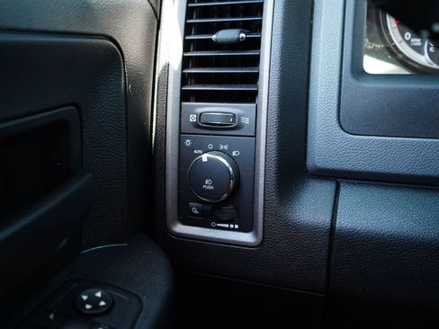 Used 2016 RAM 1500 Express RWD image 30