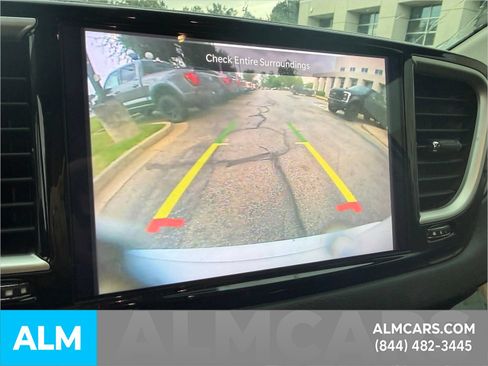 Used 2023 Chrysler Pacifica Touring-L FWD image 17