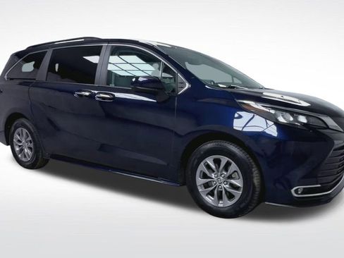 Used 2024 Toyota Sienna XLE w/ XLE Plus Package AWD/4WD image 2