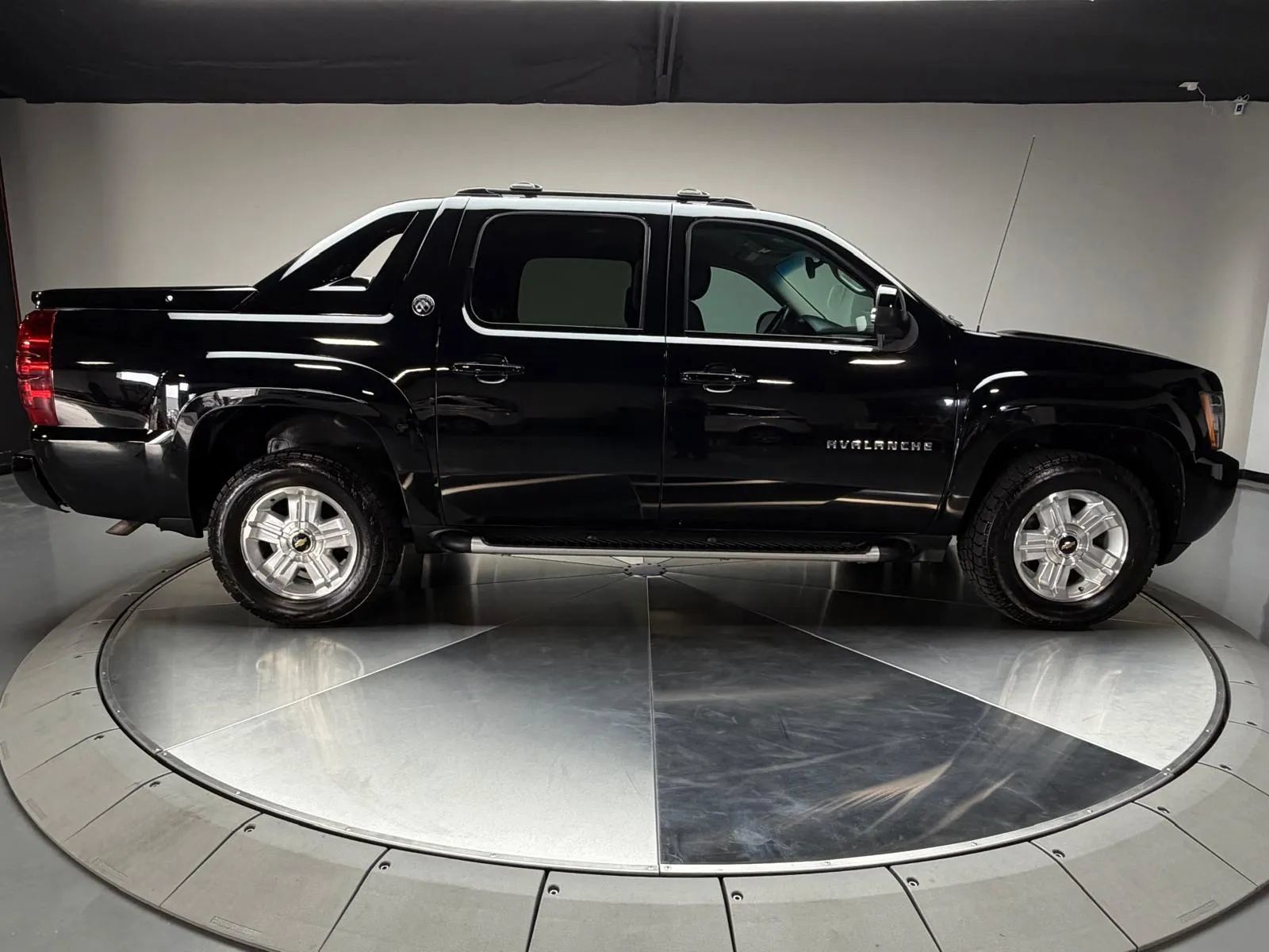Used 2013 Chevrolet Avalanche LT w/ Suspension Package, Off-Road AWD/4WD image 6