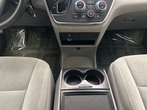 Used 2015 Toyota Sienna LE image 21