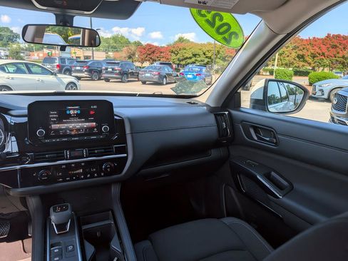 Used 2025 Nissan Pathfinder SV AWD/4WD image 12