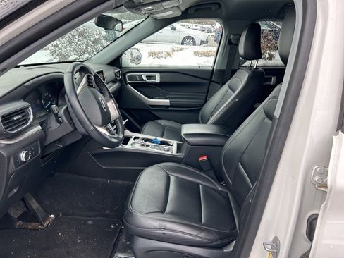 Used 2022 Ford Explorer XLT w/ Equipment Group 202A image 9