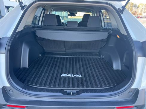 Used 2019 Toyota RAV4 LE image 18