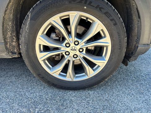 Used 2022 Ford Explorer Limited w/ Equipment Group 301A AWD/4WD image 2