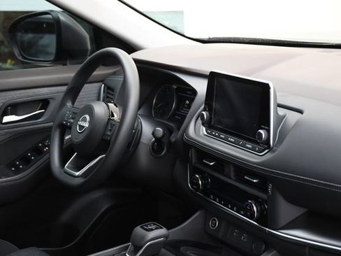 Used 2023 Nissan Rogue SV image 29