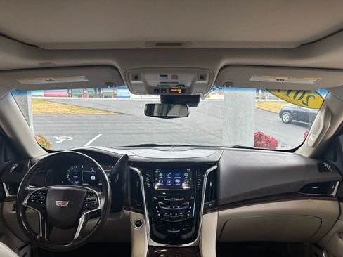 Used 2017 Cadillac Escalade ESV Luxury image 9