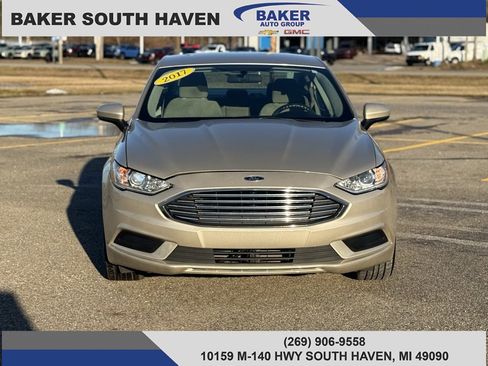 Used 2017 Ford Fusion SE image 2