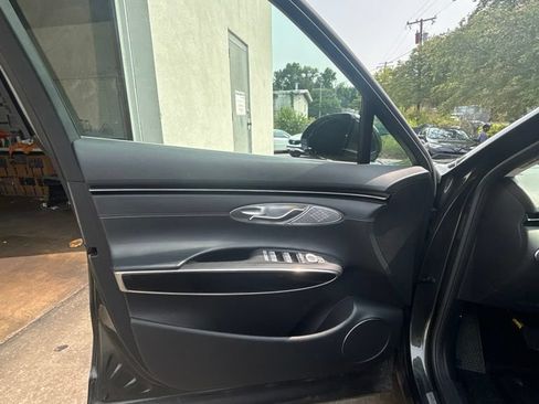 Used 2025 Genesis GV70 2.5T AWD/4WD image 11