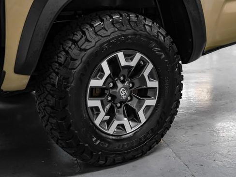 Used 2020 Toyota Tacoma TRD Off-Road w/ Advanced Technology Package AWD/4WD image 59