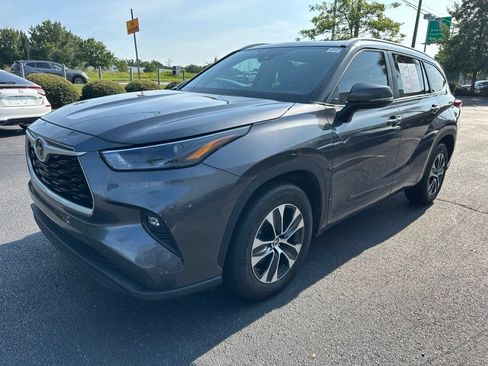 Used 2023 Toyota Highlander XLE FWD image 7