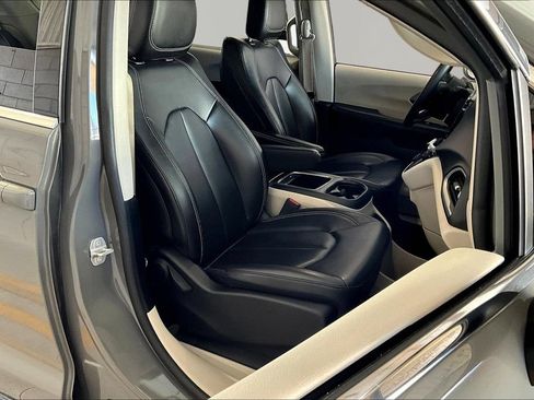 Used 2023 Chrysler Pacifica Touring-L FWD image 29