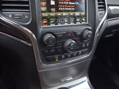 Used 2018 Jeep Grand Cherokee Overland AWD/4WD image 16