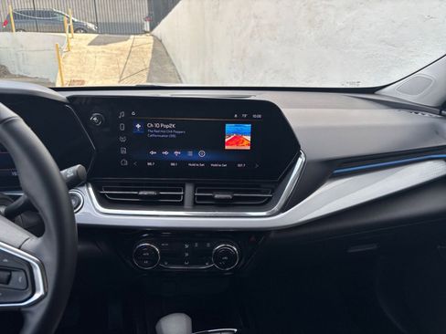 Used 2025 Chevrolet Trax LT w/ LT Convenience Package FWD image 17