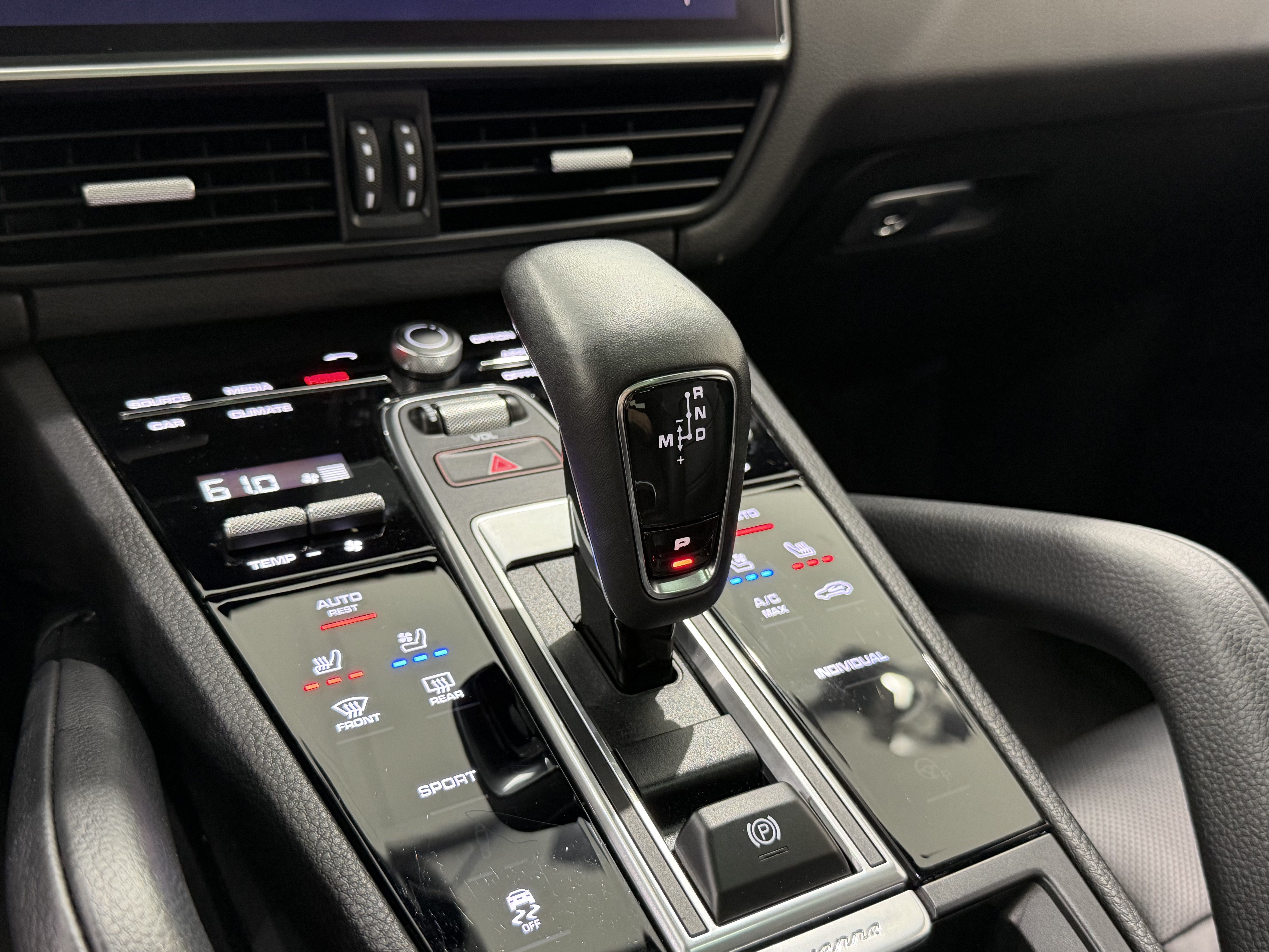 Certified 2023 Porsche Cayenne w/ Premium Package AWD/4WD image 37